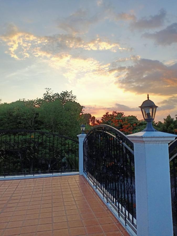 El Castillo Bed And Breakfast Angono Bagian luar foto