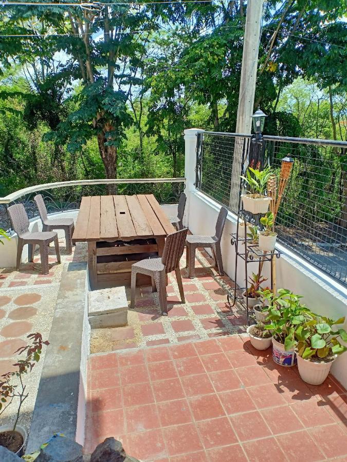 El Castillo Bed And Breakfast Angono Bagian luar foto