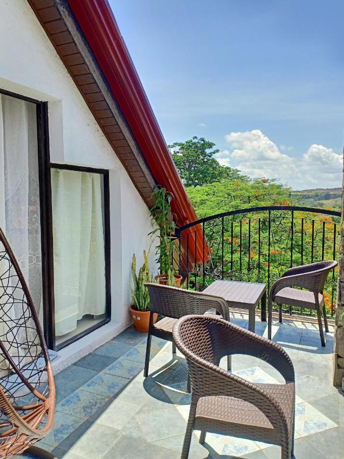 El Castillo Bed And Breakfast Angono Bagian luar foto