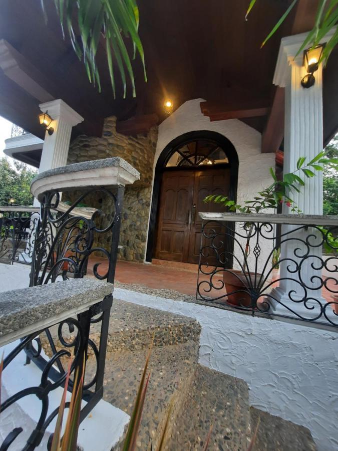 El Castillo Bed And Breakfast Angono Bagian luar foto