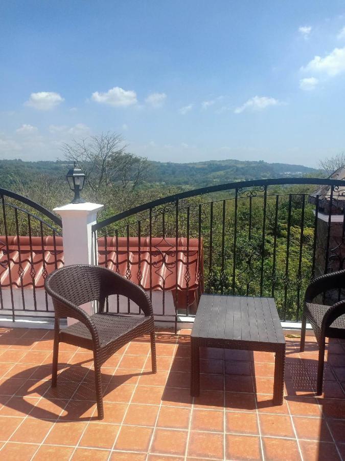 El Castillo Bed And Breakfast Angono Bagian luar foto