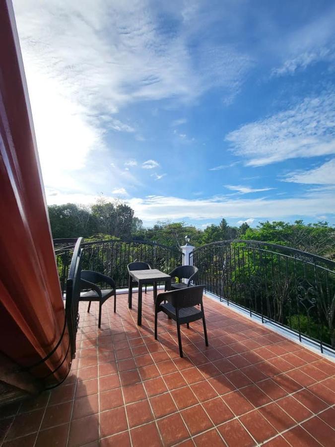 El Castillo Bed And Breakfast Angono Bagian luar foto