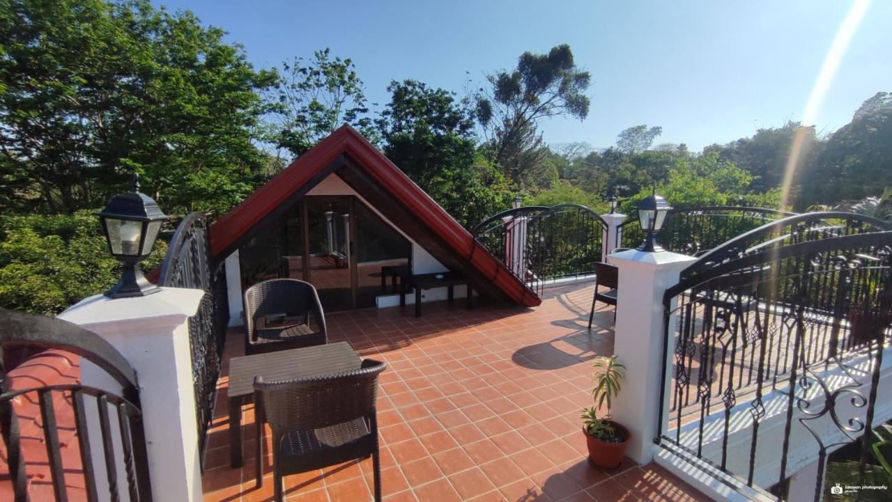 El Castillo Bed And Breakfast Angono Bagian luar foto